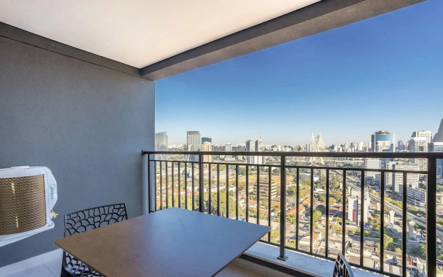 Apt w/ Balcony, Minutes From the Subway Ctb2405