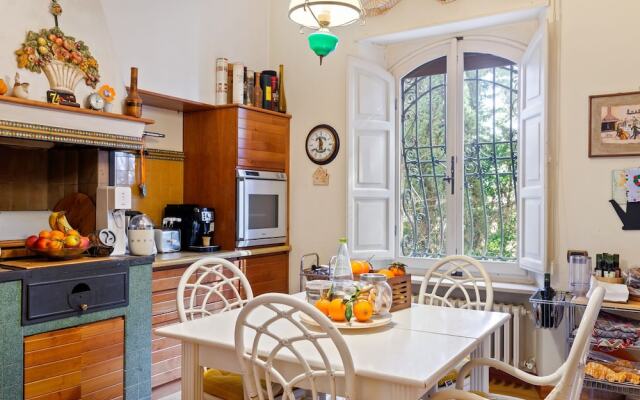 Plush Holiday Home in Macerata with Jacuzzi