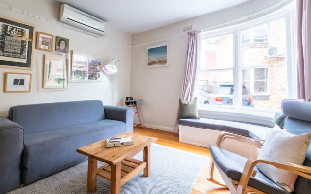 Sunny 1 Bedroom Flat in Quiet St Kilda With Parking, St Kilda