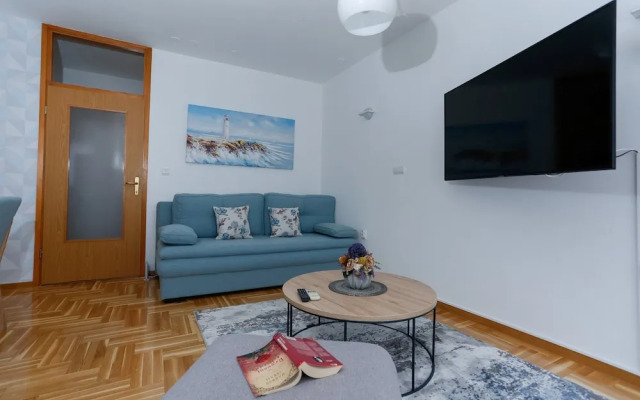 Trogir Stylish Apartment With Balcony and Sea View