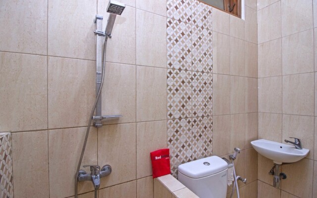 Residences by RedDoorz near Rumah Mode
