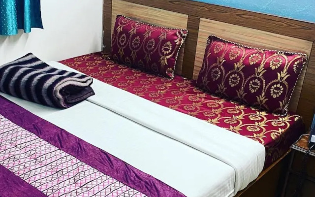 Goroomgo White Elephant Inn Noida