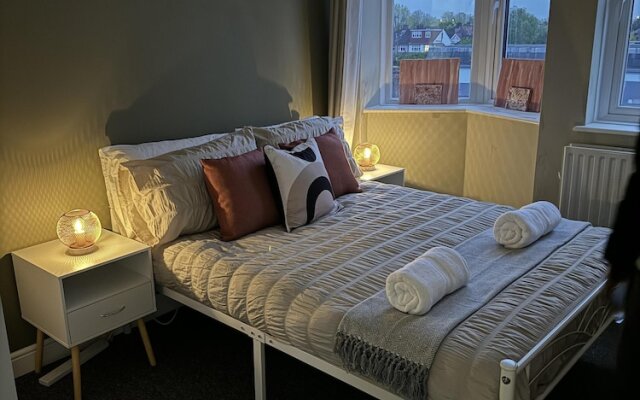 Stunning 2-bed Apartment in Twickenham