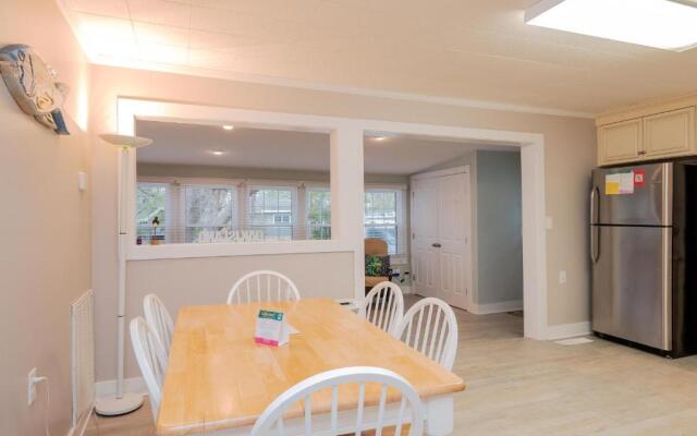 Bill's Place by Oak Island Accommodations