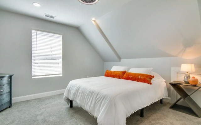 Updated Home - Walk to Salisbury University!