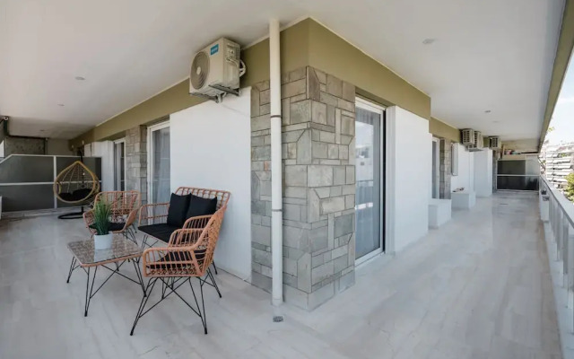 Luxury Apartment near Floisvos Marina