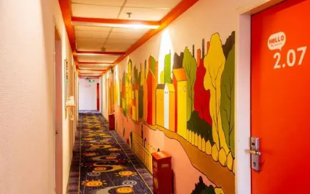 Bujing Hotel (Xi'an Liberal Arts College Taibai South Road Subway Station)
