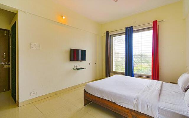 Fab Hotel Golden Leaf