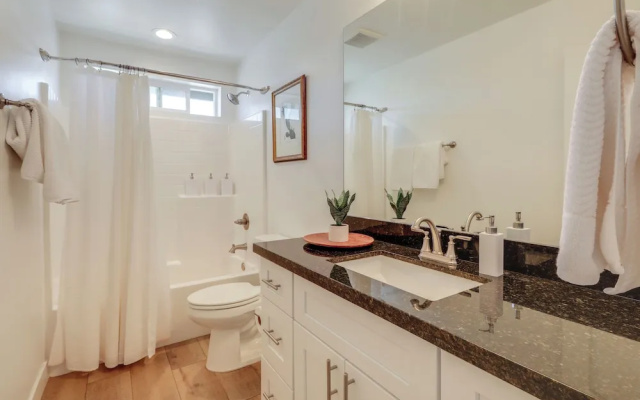 Spacious Bellemont Cabin w/ Jacuzzi + Mtn View!