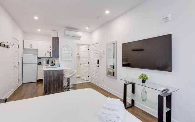 M11 Upscale Studio w Queen Bed AC Prime Location