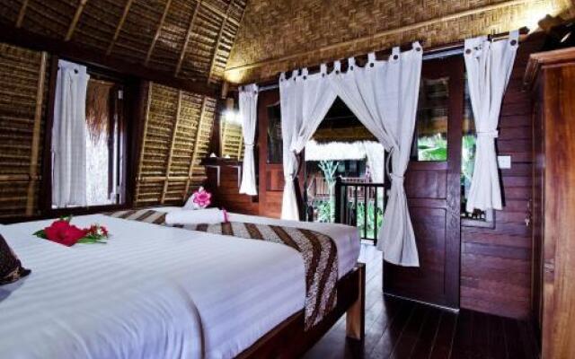 Alam Nusa Bungalow Huts & Spa