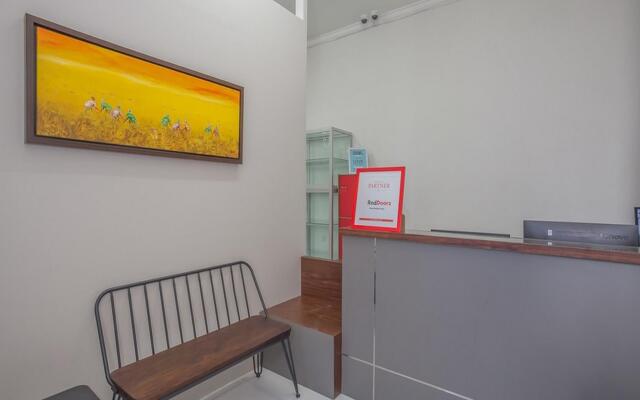 RedDoorz near Ciputra Golf Surabaya