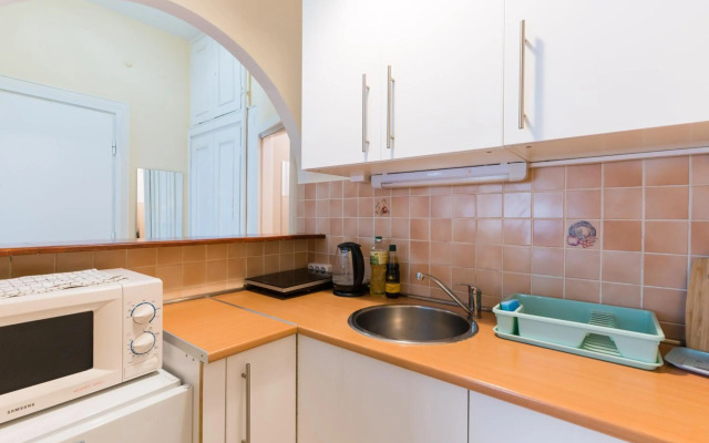 Sunny Studio with balcony in Party District