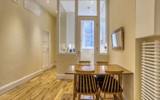 Spacious 2bed/2bath Apt, 5mins to Victoria St