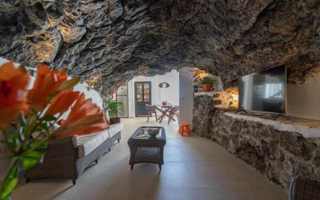 Spectacular Cave with two large terraces (70m2) by the sea