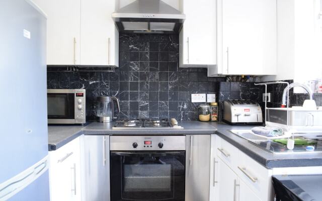 Modern 2 Bedroom in Queens Park With Garden