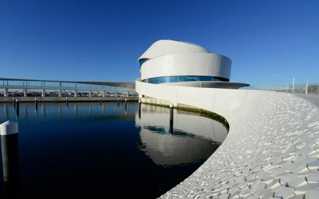 Apartament em condominio com Piscina