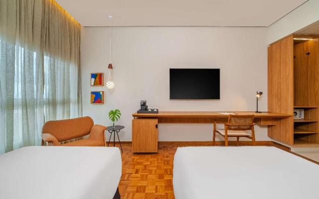 Hilton Almenat Embu das Artes Tapestry Collection