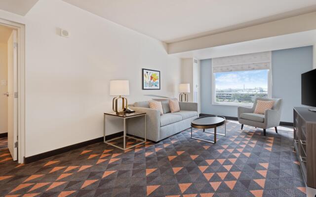 Holiday Inn & Suites Across From Universal Orlando by IHG