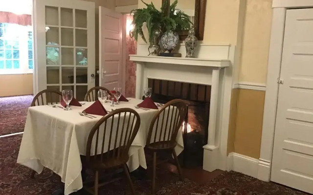Red Rocker Inn