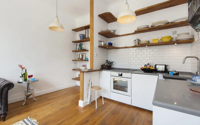 Bright Talbot Road Apartment