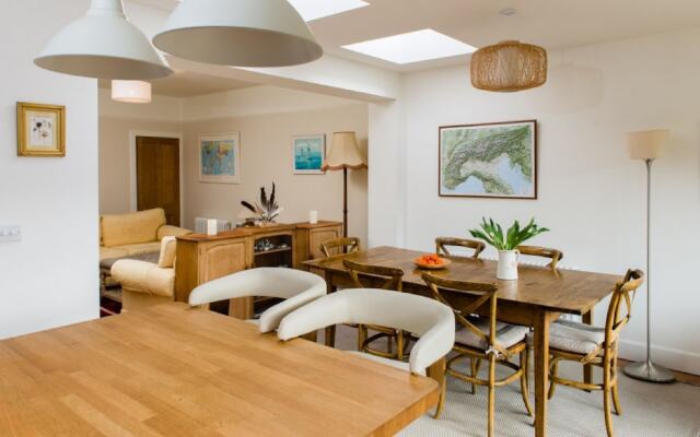 Luxury Escape with Garden and Parking