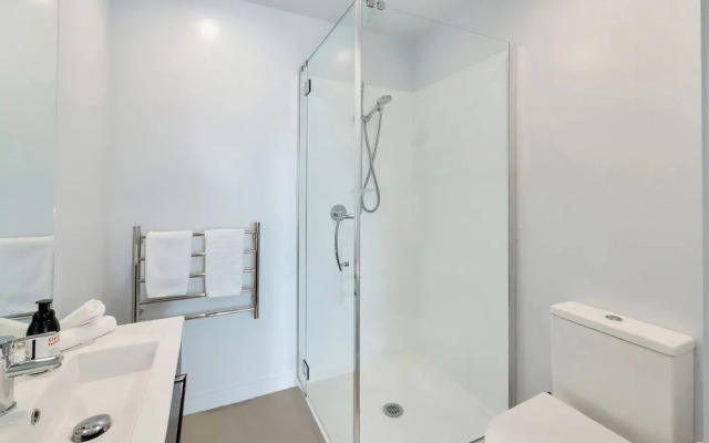 Takapuna Contemporary 2BR with Carpark