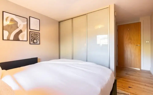 The Crystal Quarters - Modern & Bright 2BDR Apartment