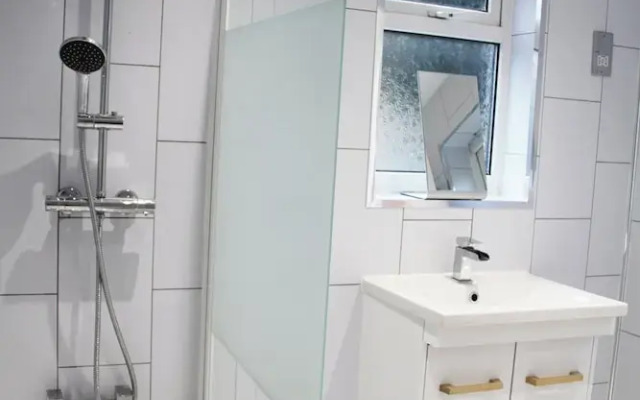 London Retreat-2 Bedroom House Parking & Garden