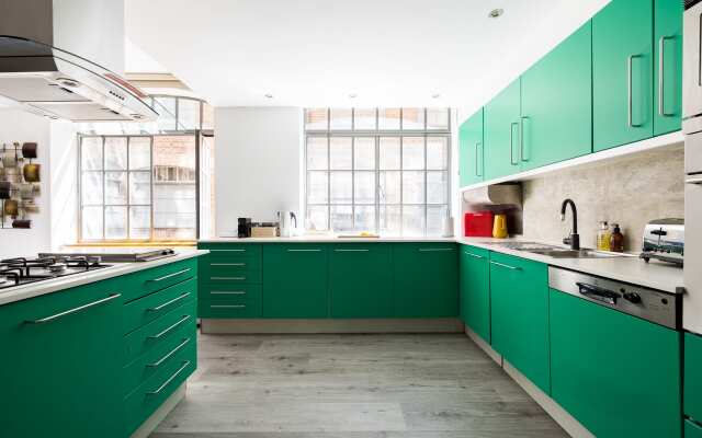 Central Soho Warehouse Loft with Concierge