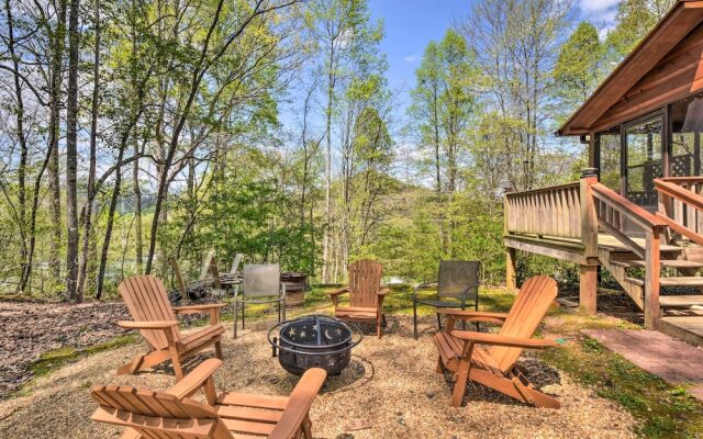 Cozy Hiawassee Cabin w/ Fire Pit & Mtn Views!