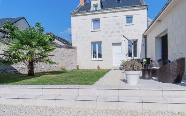 Luxury Holiday Home with Lawn in Beaumont-En-Véron Near Chinon