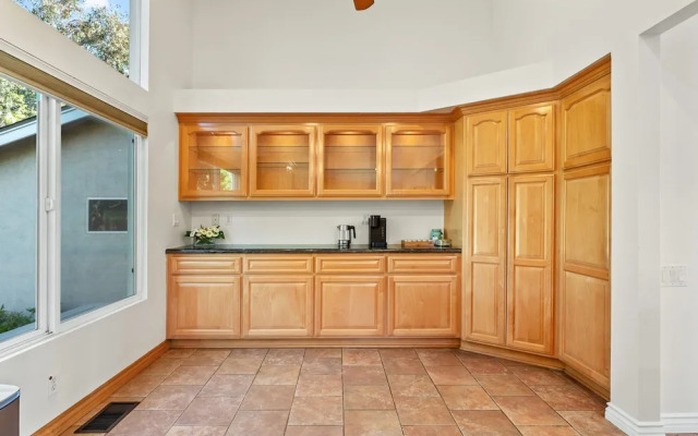 Spacious Retreat With Scenic Mountain Views