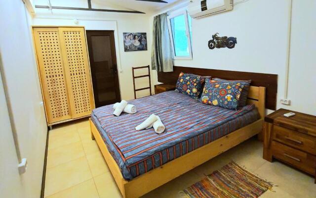 House & Yard Sesil L 90 m to beach