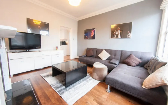 Spacious 2 Bedroom Flat in Queens Park - Sleeps 6