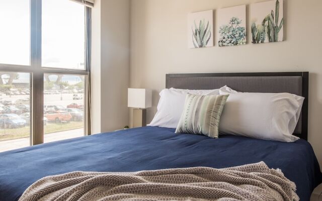 Spacious Townhome w Parking by Frontdesk