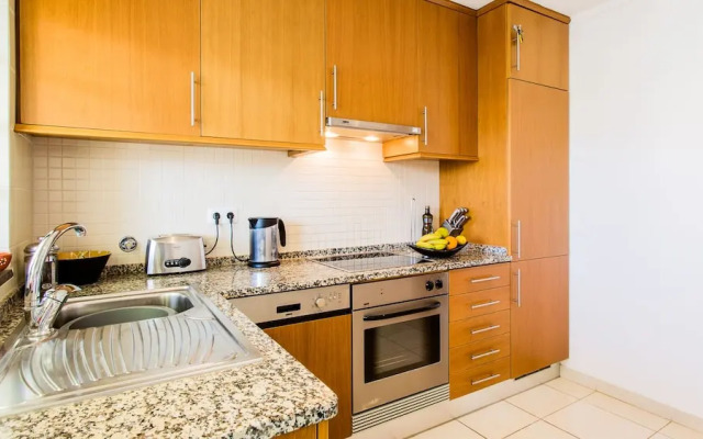Central Albufeira 2-B Apt, Sleeps 6, Pool, Parking