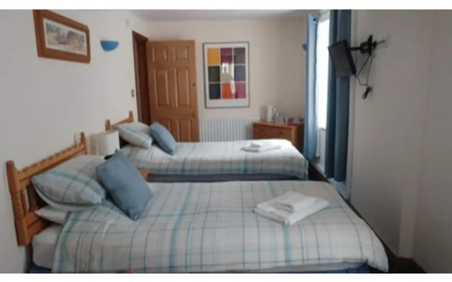 The Three Horseshoes - Inn