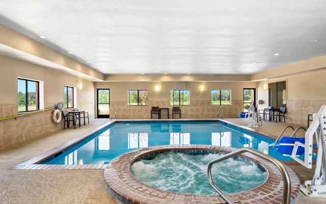 Comfort Suites Lindale - Tyler North