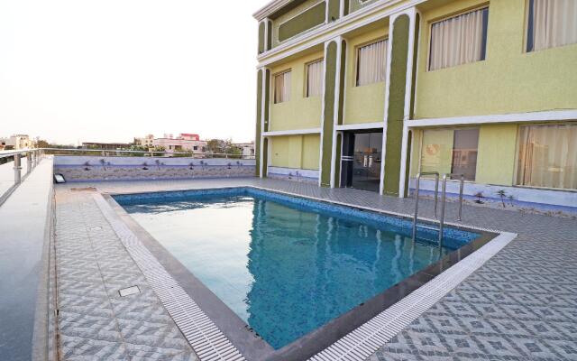 Capital O 30565 Pabitra Royal Regency