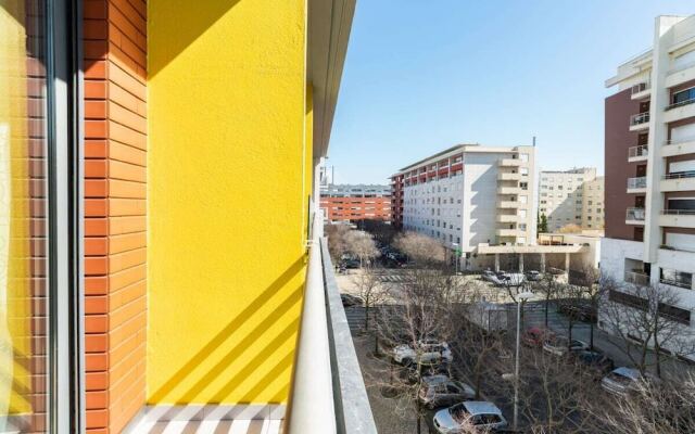 Relax 1bdr Apt by the River W/balcony & Parking!