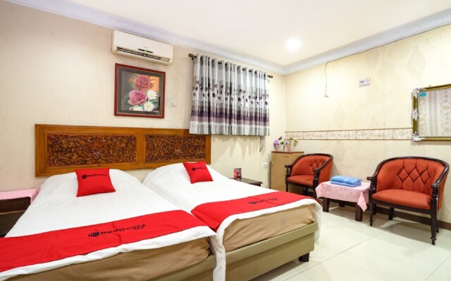RedDoorz near RS Cikini