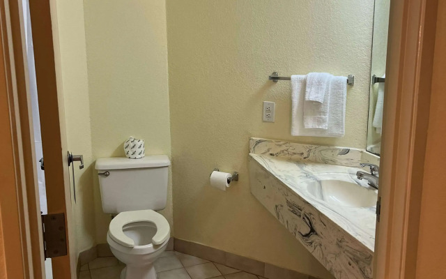 Howard Johnson by Wyndham Clarksville Tennessee