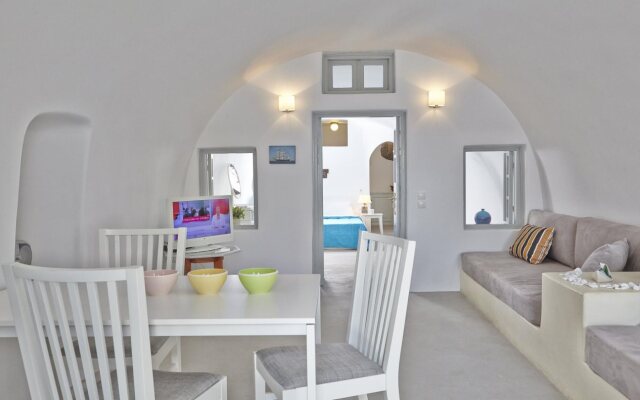 Liakada Oia Suites