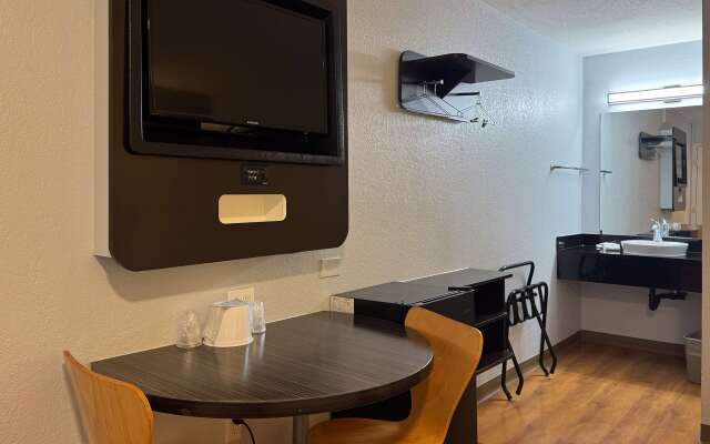 Motel 6 Simi Valley, CA