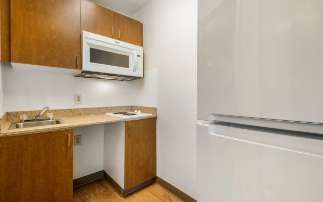 HomeTowne Studios by Red Roof Dallas - Mesquite