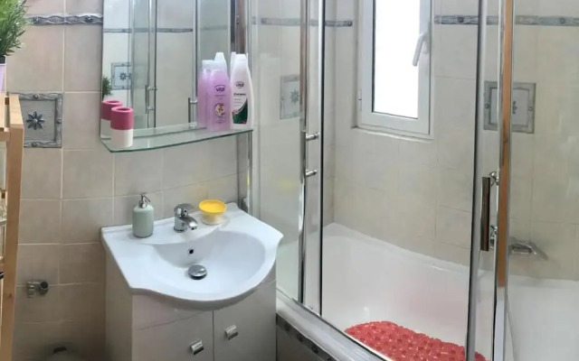 Central Stylish 1 Double Bed Flat