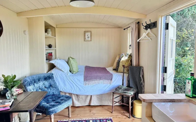 Tranquil Cabin Retreat Near Chepstow