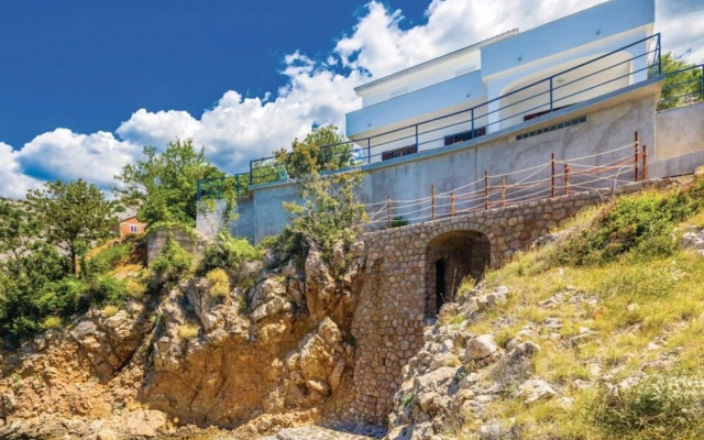 Sunny Beachfront Jablanac Apartments