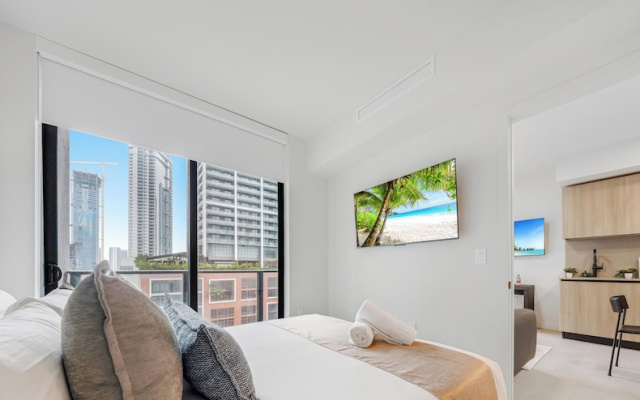 Sleek 1-BR & Den in Central Downtown